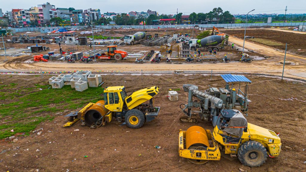Tiến Độ Vinhomes Đan Phượng: Cập Nhật Chi Tiết Tháng 3/2025 6 Hiện tại, các phân khu, khu nhà đã được phân chia rõ ràng, đường nội khu đã được rải thảm nhựa, nhà thầu Coteccons đã đưa thiết bị nhân công vào thi công suốt ngày đêm.