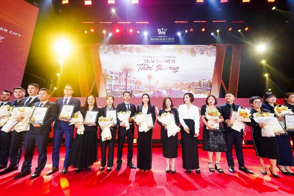 MICC Group: Đơn Vị Đồng Hành Chiến Lược Tại Vinhomes Wonder City Đan Phượng 3 Bà Nguyễn Thùy Dung (thứ 9 từ trái sang) – Chủ tịch HĐQT Micc Group nhận chứng nhận đại lý F1 Vinhomes Wonder City Đan Phượng