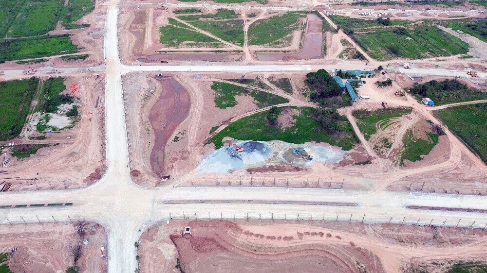Alluvia City Văn Giang Hưng Yên - Đô Thị Sinh Thái Khoáng Nóng Tiên Phong 13 Tiến độ thi công dự án Alluvia City tại thời điểm hiện tại, cho thấy hạ tầng giao thông và cảnh quan đang được triển khai mạnh mẽ.