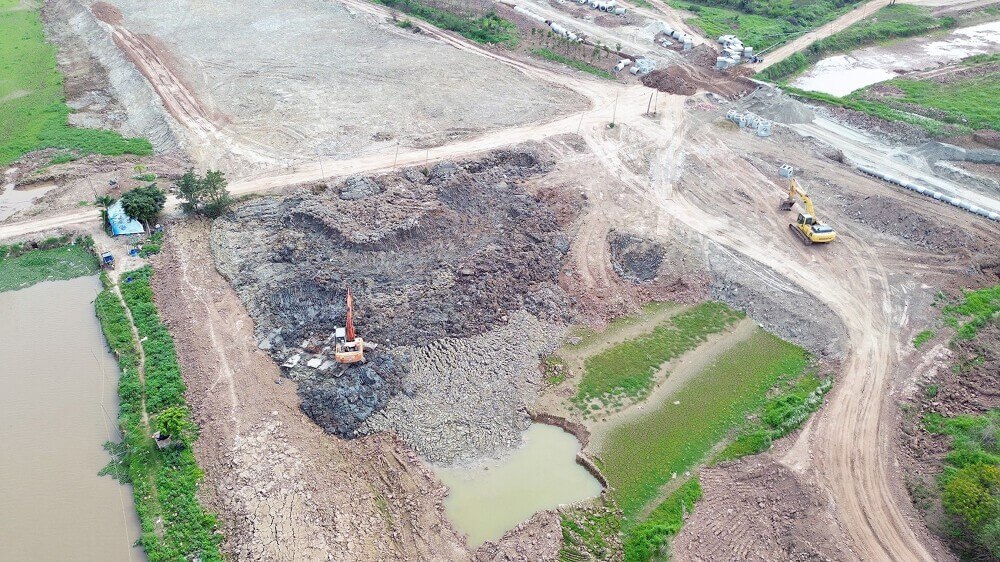 Alluvia City Văn Giang Hưng Yên - Đô Thị Sinh Thái Khoáng Nóng Tiên Phong 12 Công trường dự án Alluvia City đang sôi động với hoạt động của các máy móc hiện đại. Khu vực đã được san lấp và chuẩn bị kỹ lưỡng
