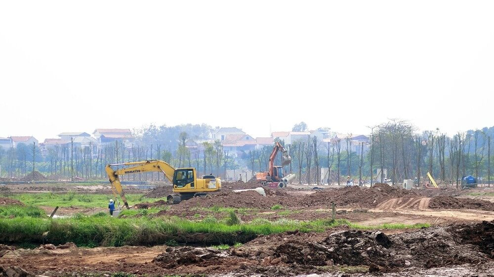 Alluvia City Văn Giang Hưng Yên - Đô Thị Sinh Thái Khoáng Nóng Tiên Phong 11 Công trường nhộn nhịp với các máy móc hiện đại đang đào đất và san lấp, chuẩn bị nền móng cho một khu đô thị mới đầy triển vọng