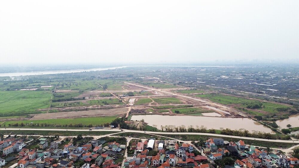 Alluvia City Văn Giang Hưng Yên - Đô Thị Sinh Thái Khoáng Nóng Tiên Phong 10 Khu vực xây dựng Alluvia City đang dần hình thành, với cảnh quan rộng lớn bao quanh bởi những cánh đồng xanh và dòng sông Hồng.