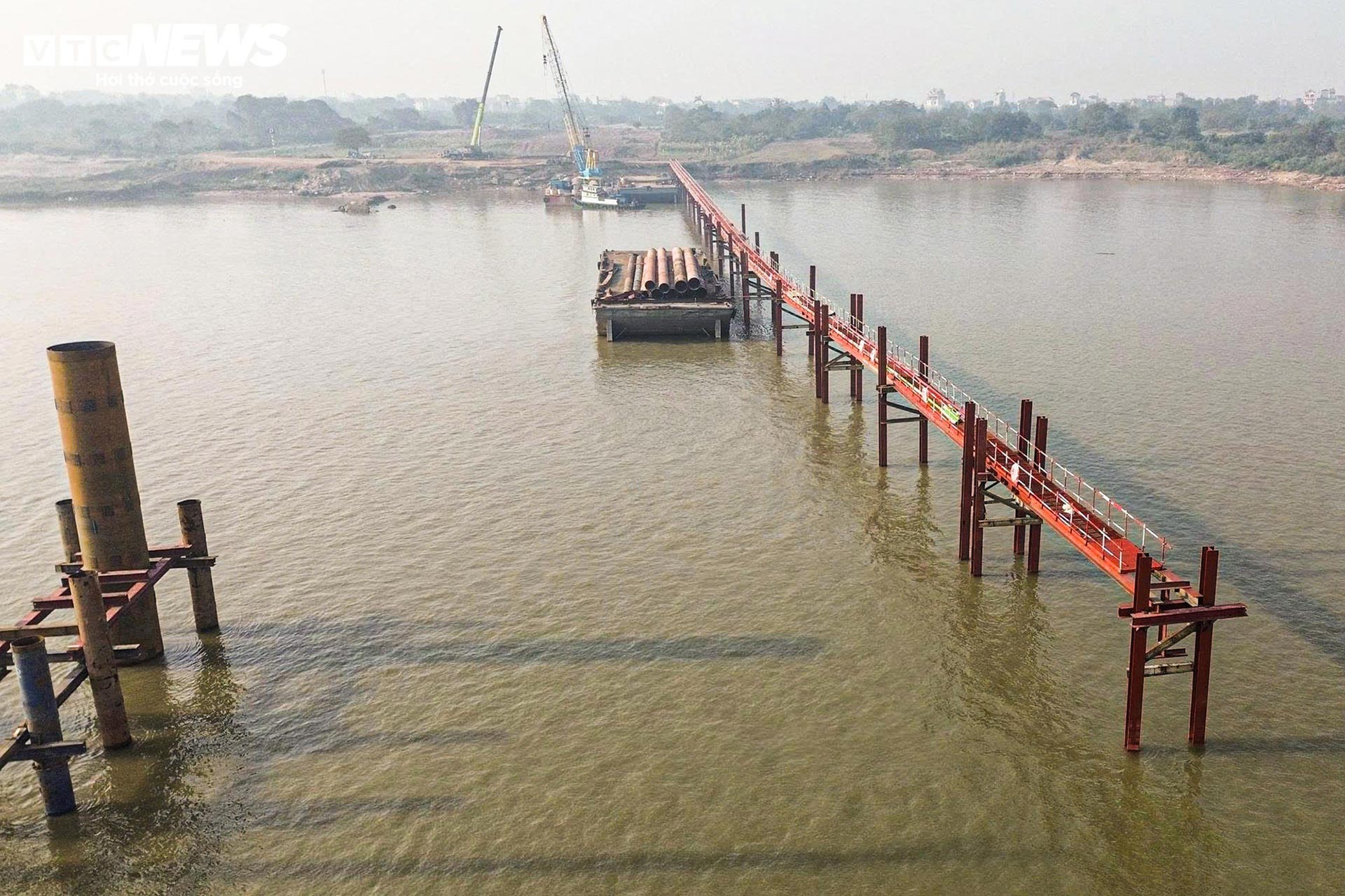 Cận cảnh công trường thi công cầu Thượng Cát hơn 7.300 tỷ đồng bắc qua sông Hồng (Tháng 1/2026) Cận cảnh công trường thi công cầu Thượng Cát hơn 7.300 tỷ đồng bắc qua sông Hồng (Tháng 1/2026)